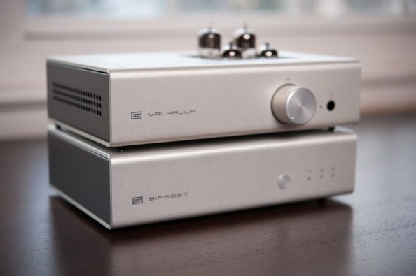 Schiit Audio의 DAC(Bifrost)과  헤드폰 앰프(Valhalla): 대부분의 DAC은 헤드폰 앰프가 내장되어 있다.