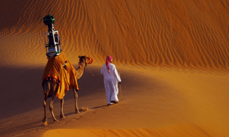 낙타가 구글 스트리트뷰 카메라를 장착하고 리와 사막(Liwa desert, UAE)을 횡단하고 있다(그림: 구글, 기사출처: The Guardian http://www.theguardian.com/technology/2014/oct/10/google-camel-street-view-trekker-camera-documents-liwa-desert).