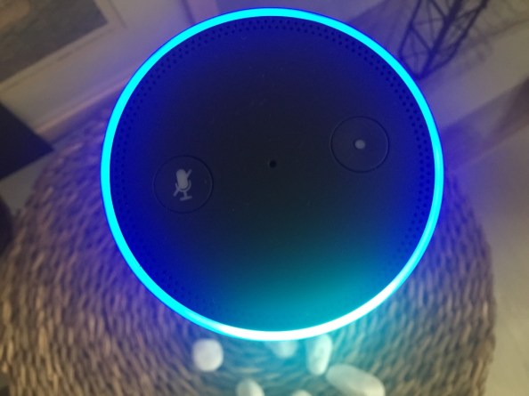 거실에 들어온 알렉사(Alexa). 직접 생활해보기 전에는 막연히 아폰 시리(Siri)나 블루투스 스피커 정도일 것이라고 상상했었다.